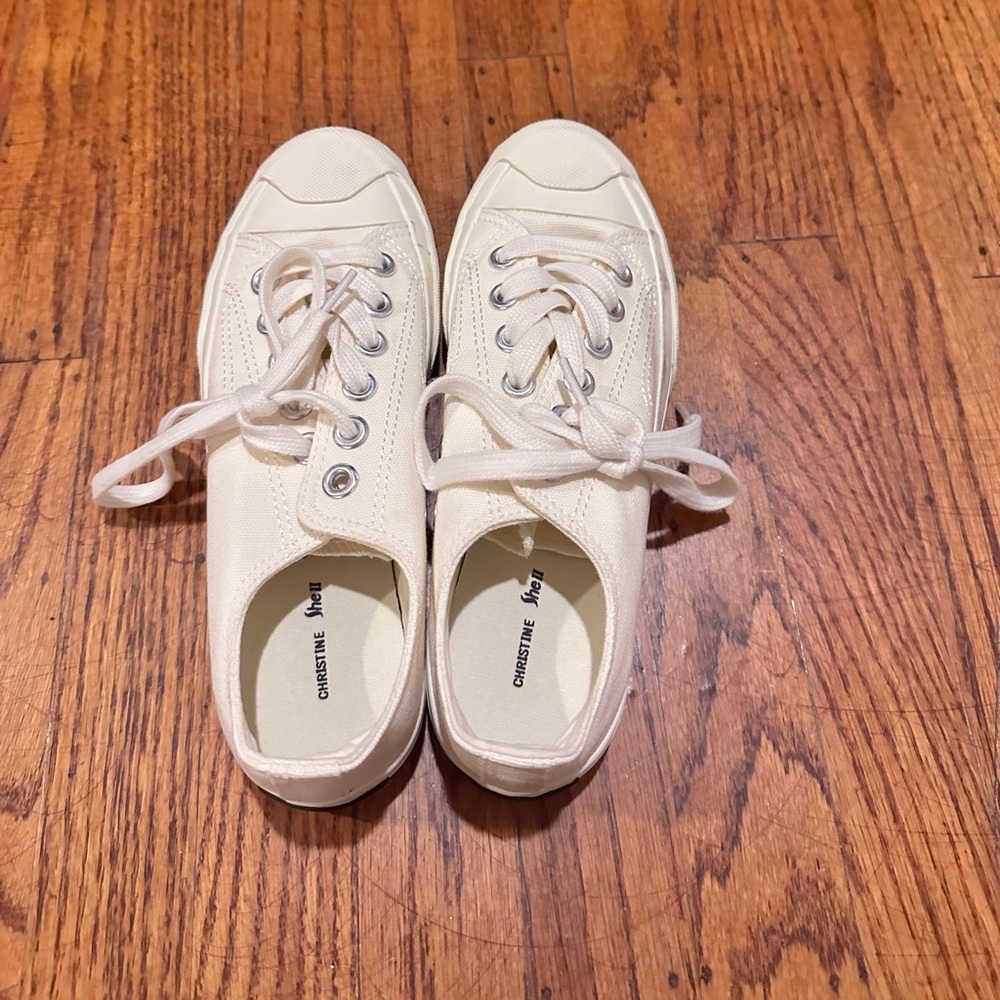 White sneaker size 6